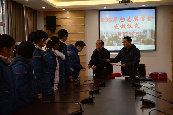 说明: https://www.ahnu.edu.cn/__local/0/8D/B9/12ED04BE95BE90A695E95DF59CA_C1E990E4_1E4E5.jpg
