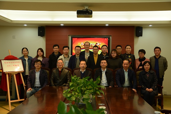 说明: https://www.ahnu.edu.cn/__local/7/E2/E3/46B54151C29F74415AC52910A4F_0947215A_23208.jpg