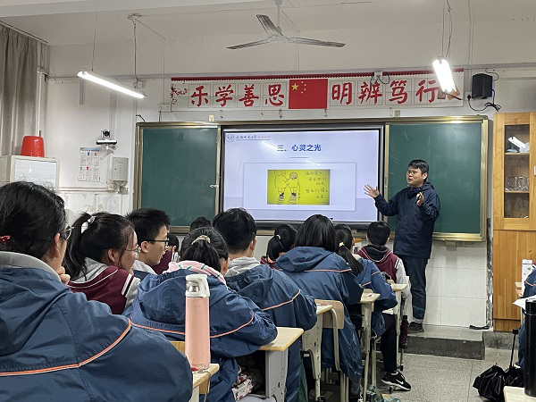 说明: http://edu.anhuinews.com/ahxy/asdfz/202104/W020210427582229759568.png